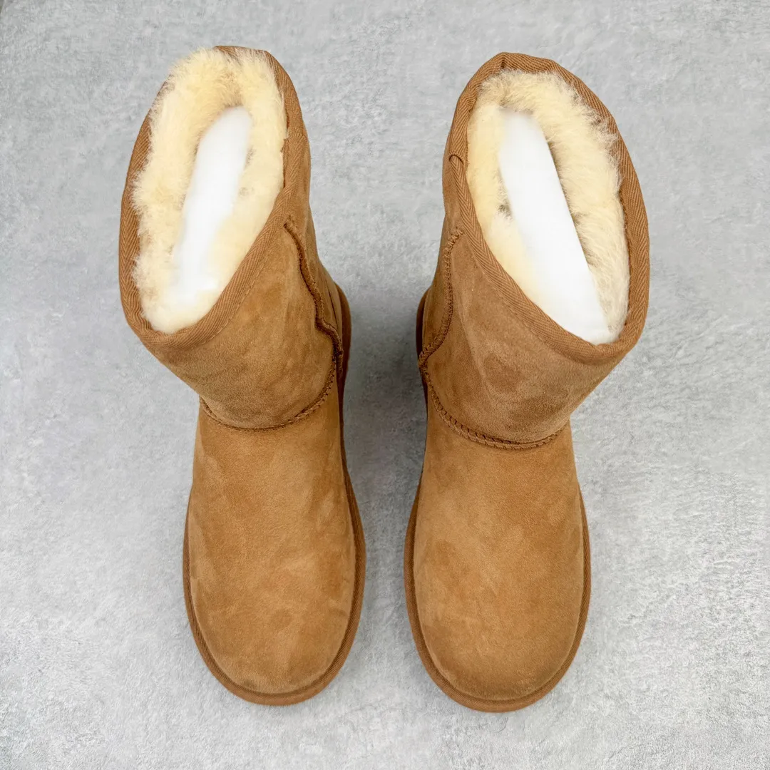 Pick up locally💰560 UGG Women's 6223 Men's 5800 classic mid-calf autumn and winter sheepskin all-in-one snow boots. All shoes are made from ZP. Longfeng A-grade Australian imported sheepskin and fur all-in-one boots for men and women. Brand OEM production line. Fully follow the ZP process. OEM original pattern maker. Adhere to no original shoes and no development options. Pay attention to every detail. The most authentic version on the market. TREADLITE "Light Wing" technology outsole. Lightweight/durable/flexible/pile size: 35 36 37 38 39 40 41 42 43 44 45 Coding: by2936090